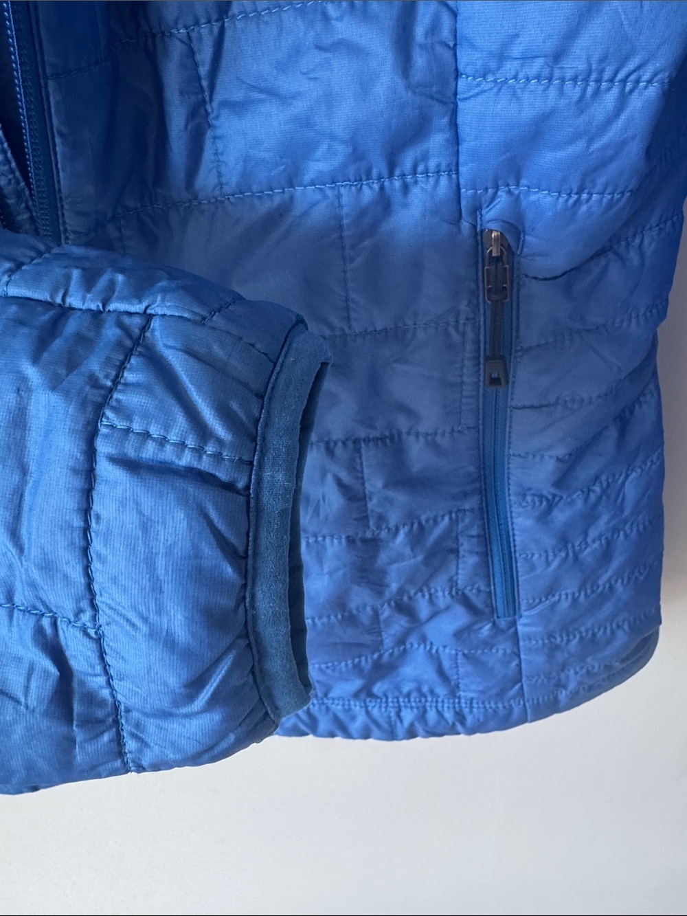 Patagonia Women’s Bright Blue Lightweight Quilted Puffer Jacket - Picture 6 of 6